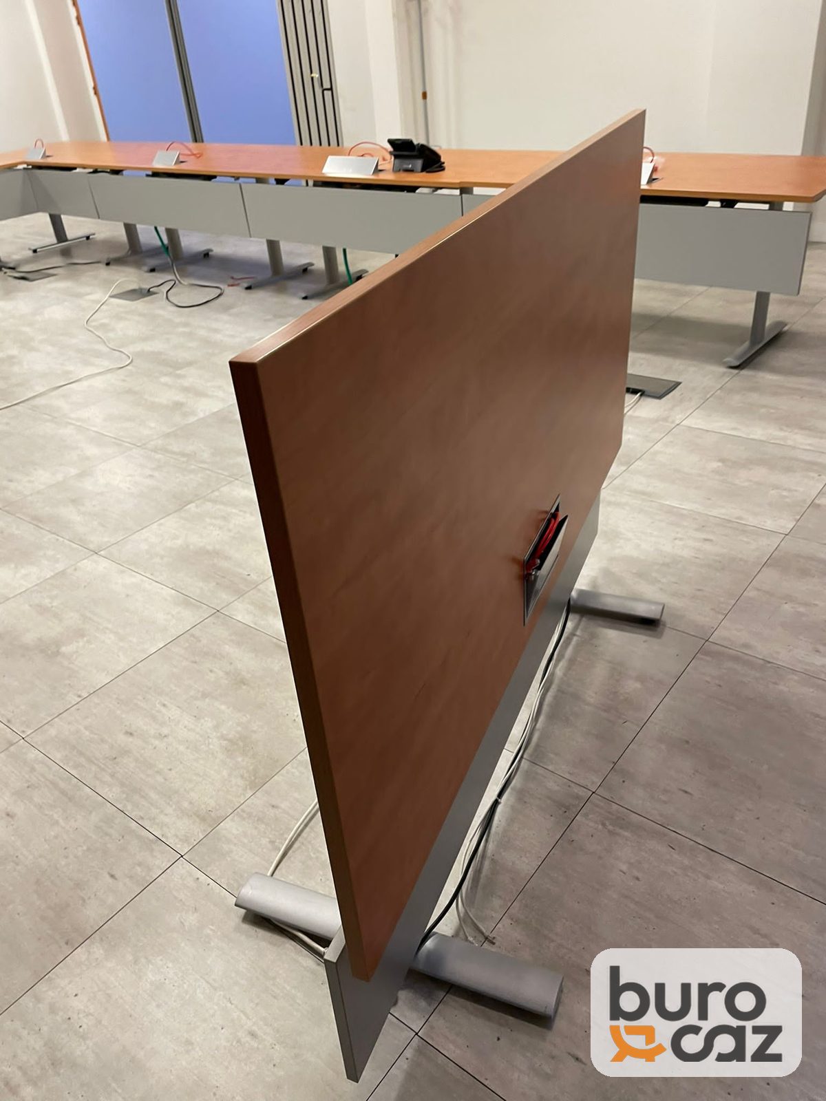 Table basculante merisier avec voile de fond et boîtier de connexion — photo 3