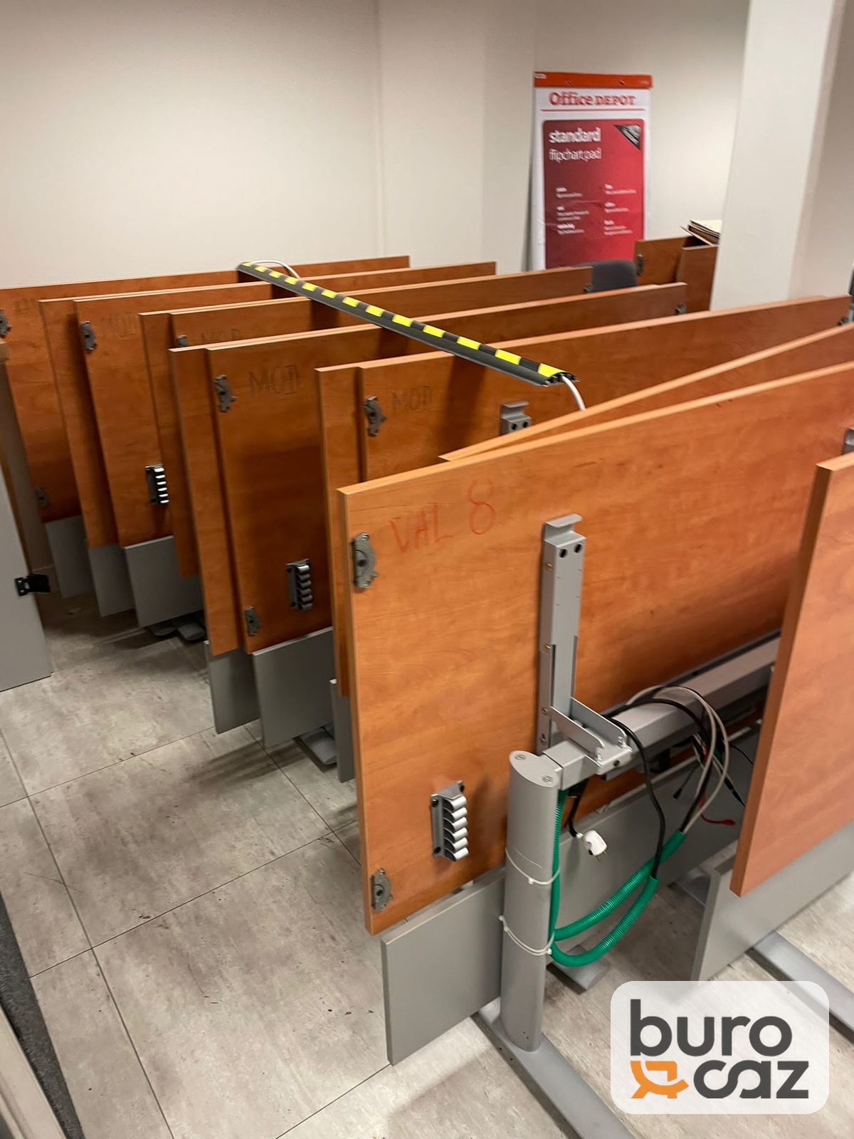 Table basculante merisier avec voile de fond et boîtier de connexion — photo 5