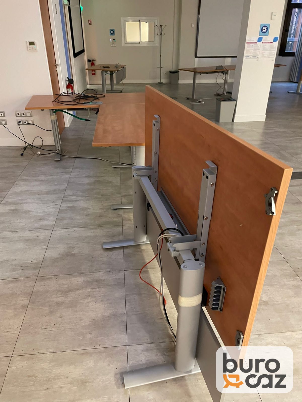 Table basculante merisier avec voile de fond et boîtier de connexion — photo 6