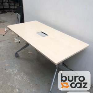 Table basculante plateau érable avec trappe sur roulettes
