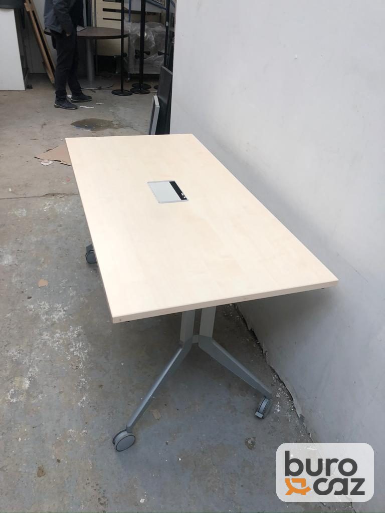 Table basculante plateau érable avec trappe sur roulettes — photo 4