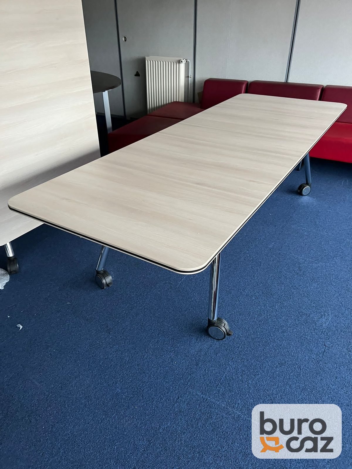 Table basculante sur roulettes plateau frêne clair – angles arrondis