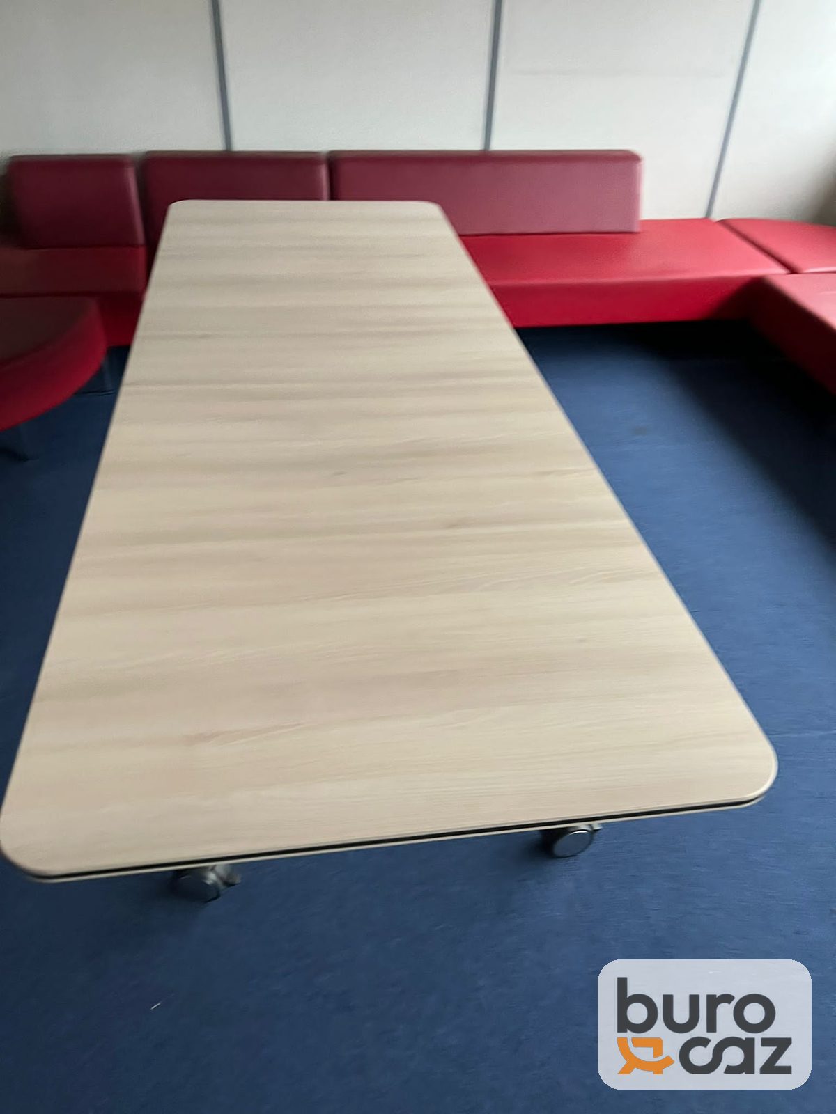 Table basculante sur roulettes plateau frêne clair – angles arrondis — photo 4