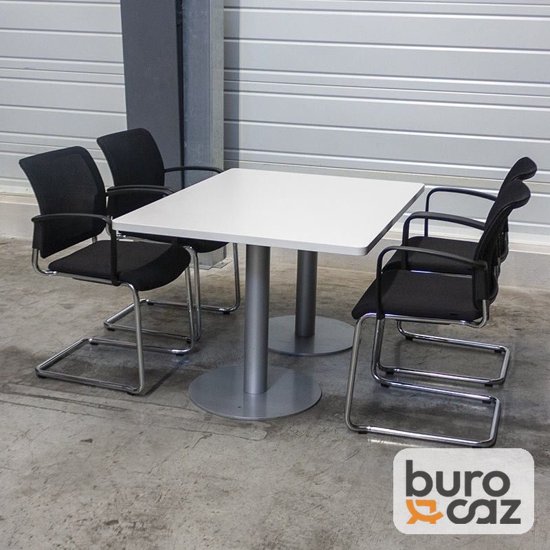 Table carrée blanche pied central