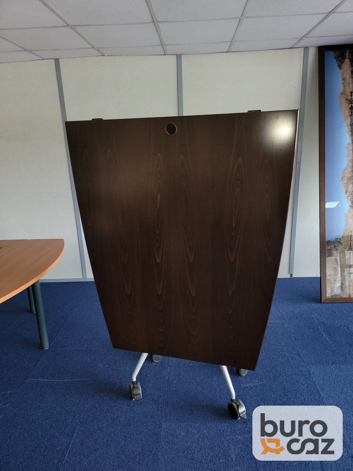 Table de réunion basculante tonneau wengé sur roulettes — photo 2