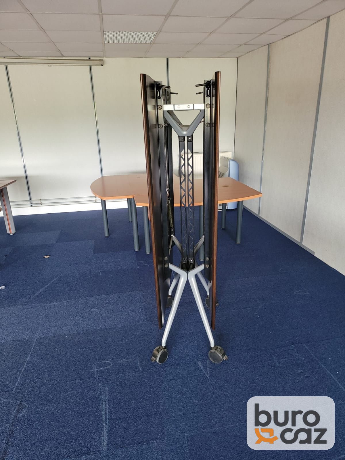 Table de réunion basculante tonneau wengé sur roulettes — photo 3