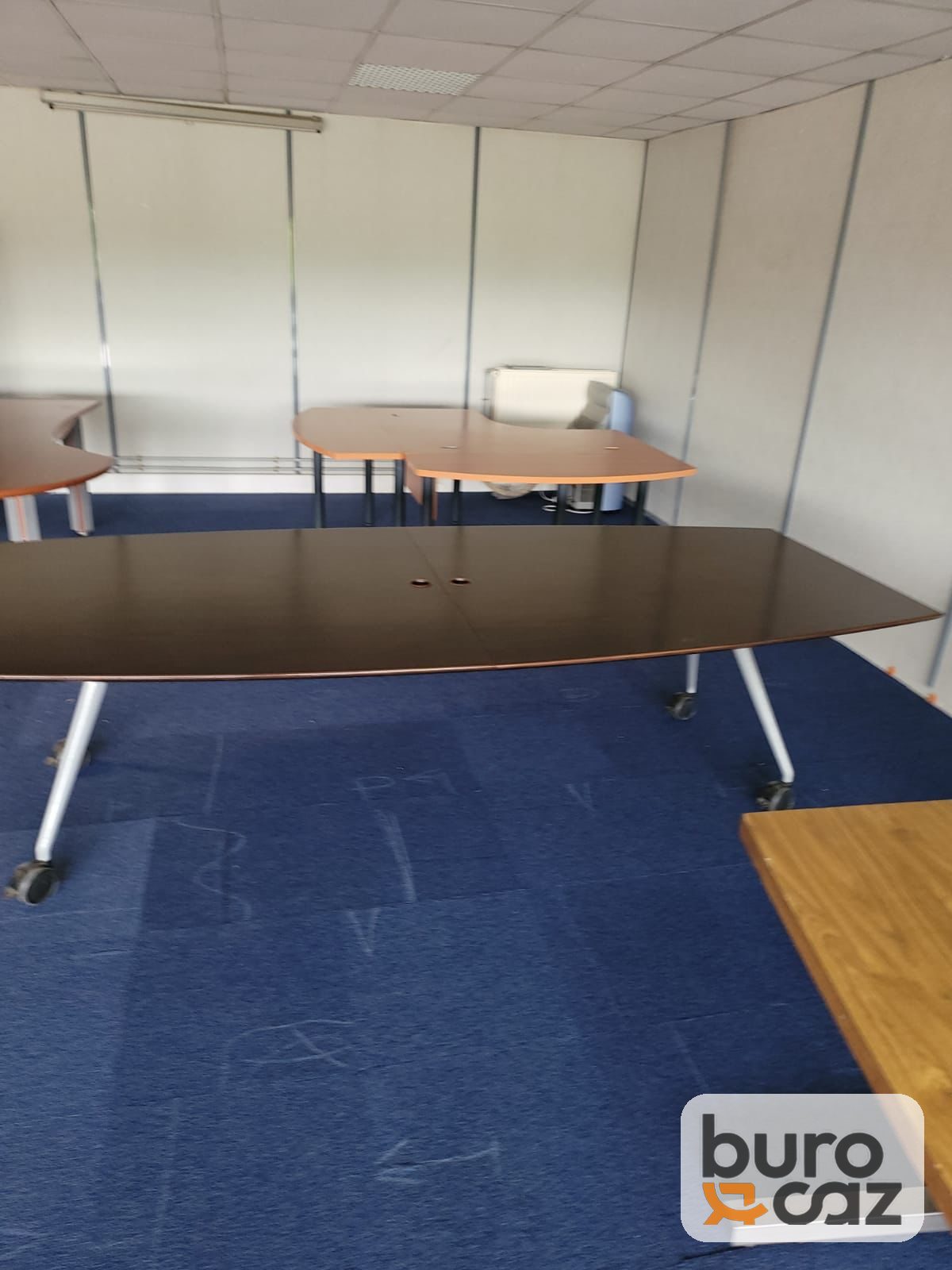 Table de réunion basculante tonneau wengé sur roulettes — photo 4
