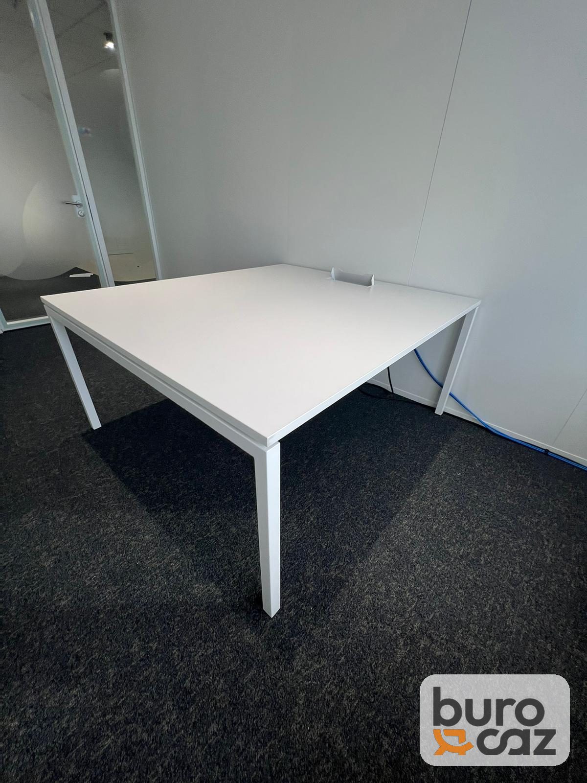 Table de réunion blanche 4-6 personnes avec trappe