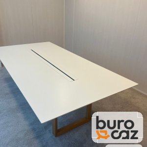Table de réunion blanche à goulotte centrale piètement luge bois