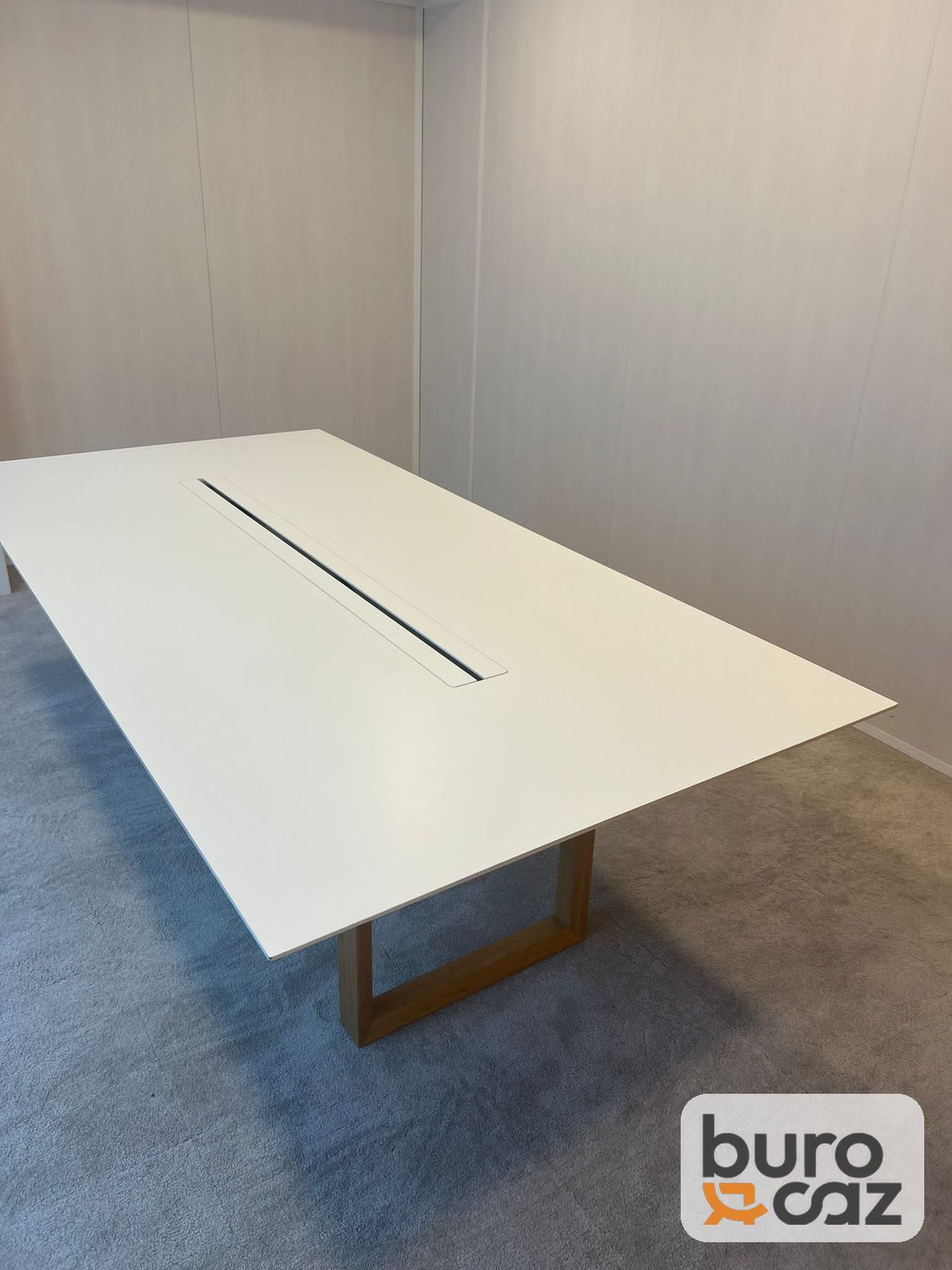 Table de réunion blanche à goulotte centrale piètement luge bois