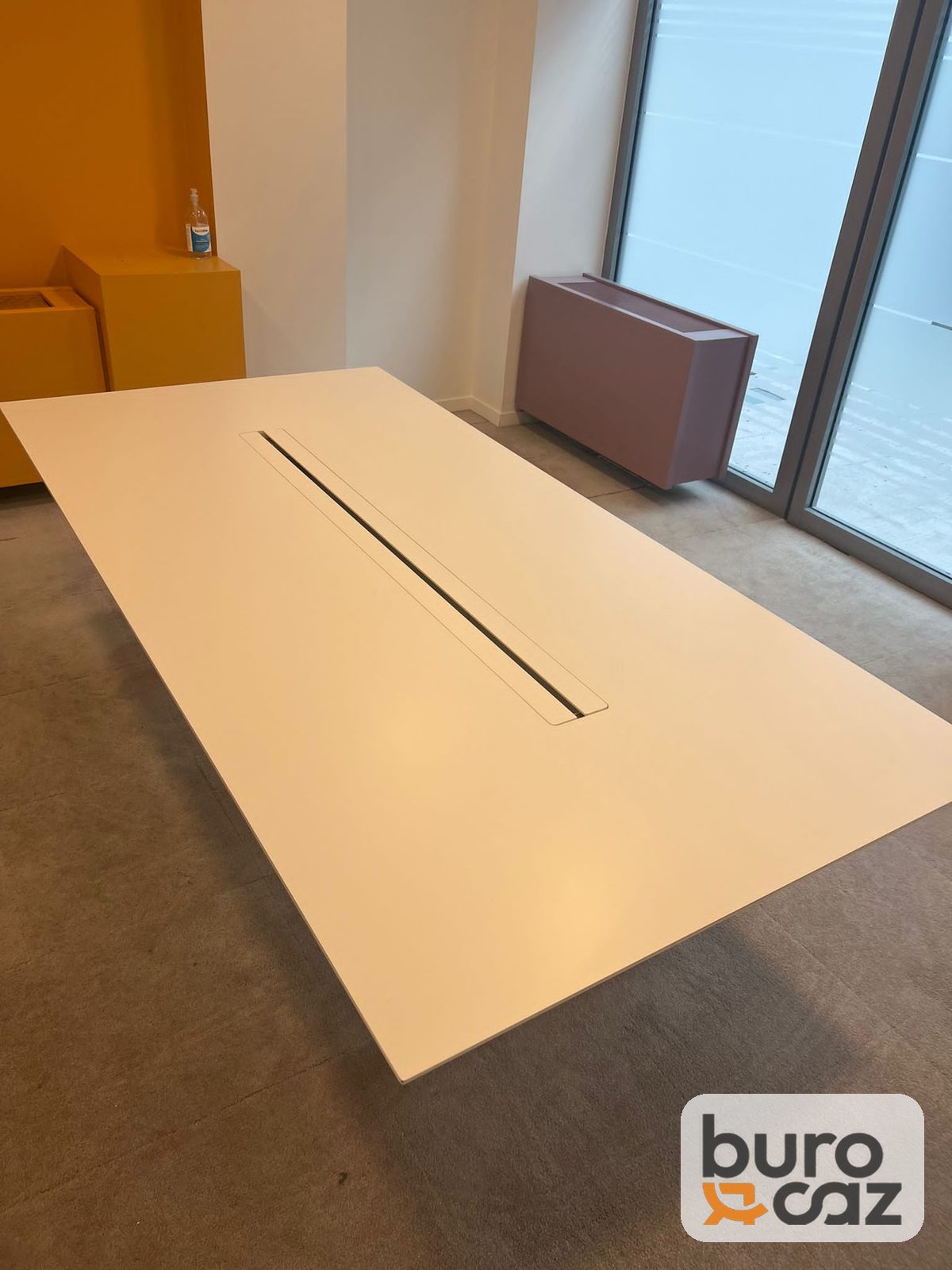 Table de réunion blanche à goulotte centrale piètement luge bois — photo 2