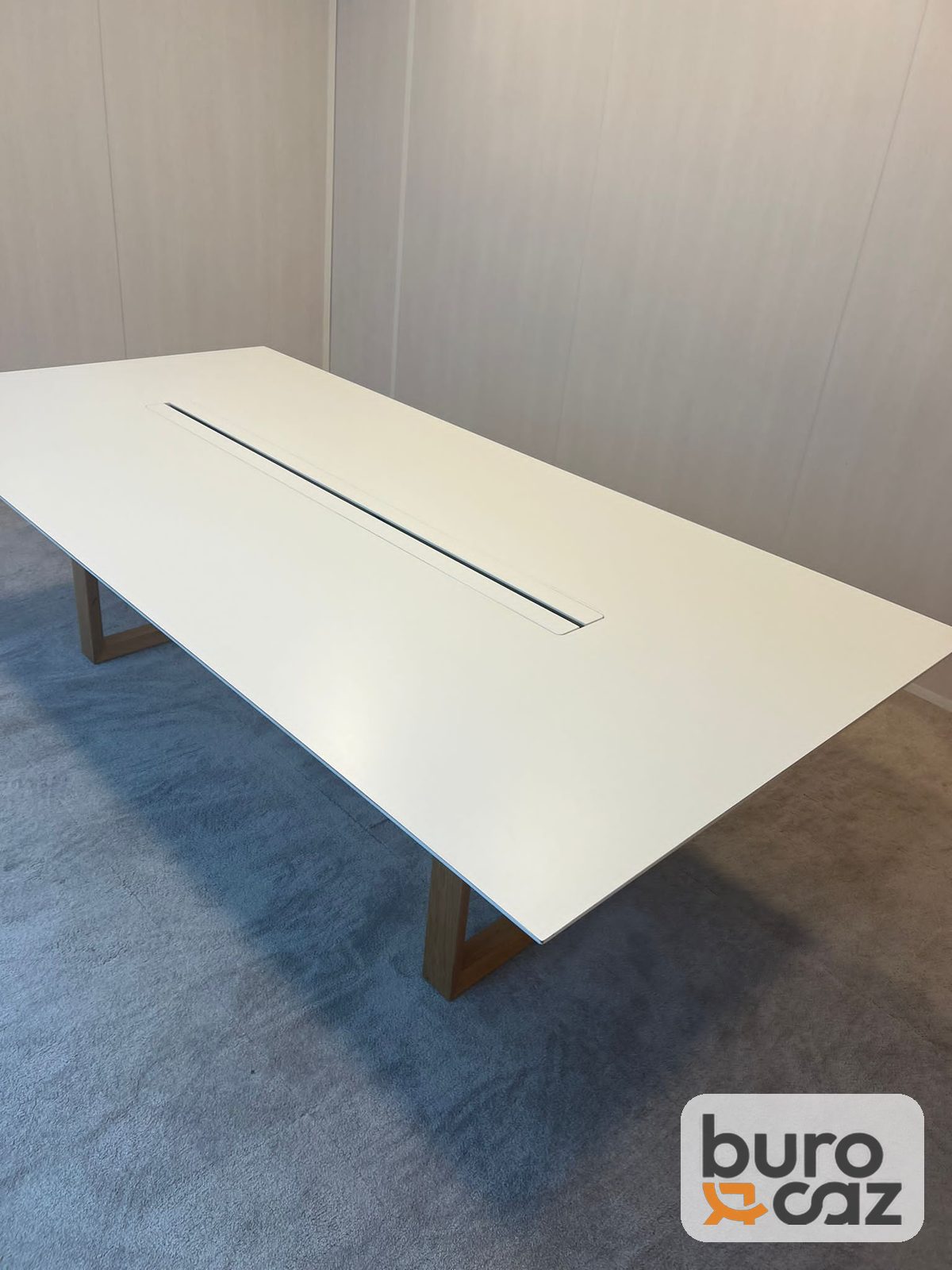 Table de réunion blanche à goulotte centrale piètement luge bois — photo 3