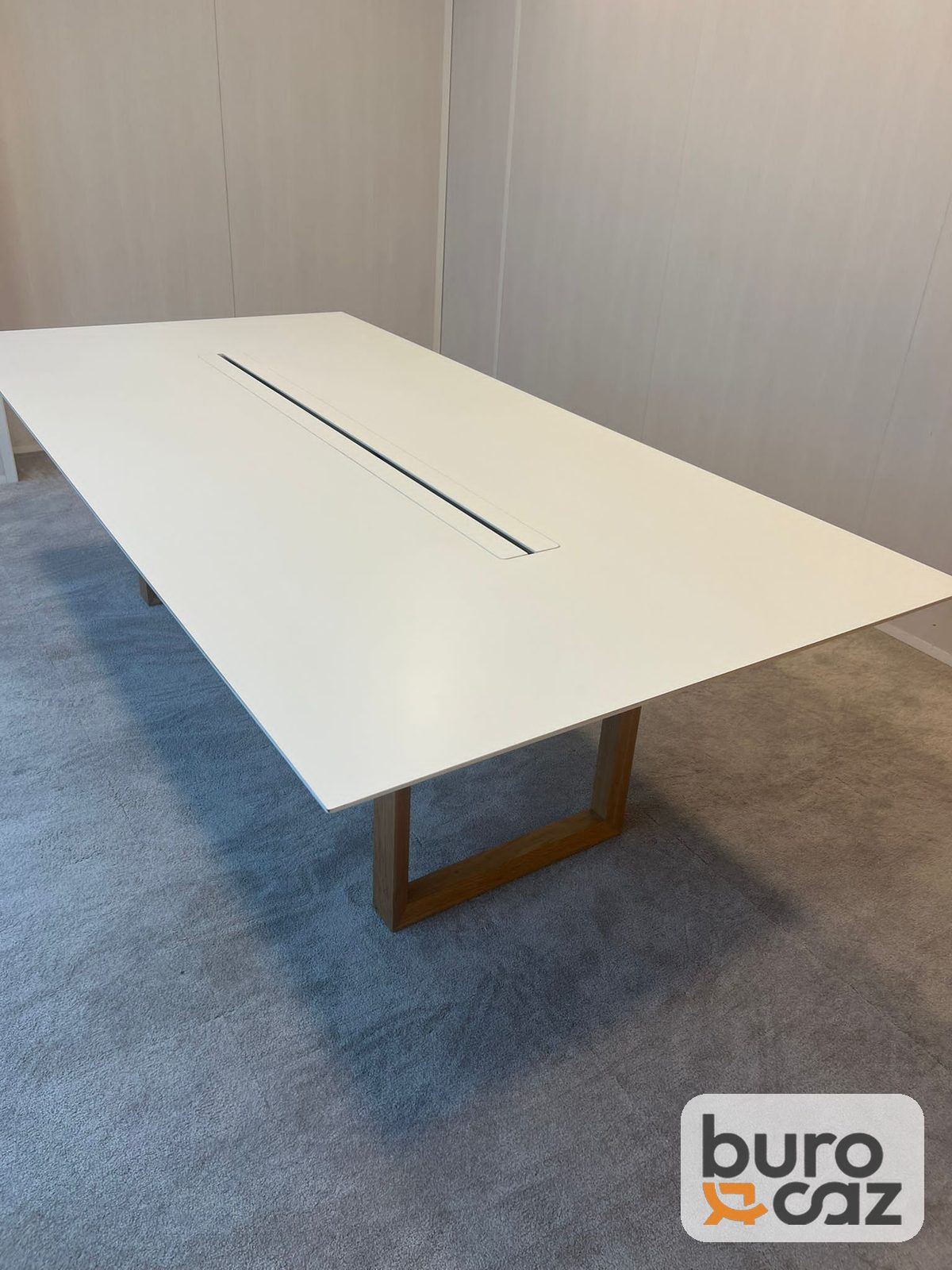 Table de réunion blanche à goulotte centrale piètement luge bois — photo 4