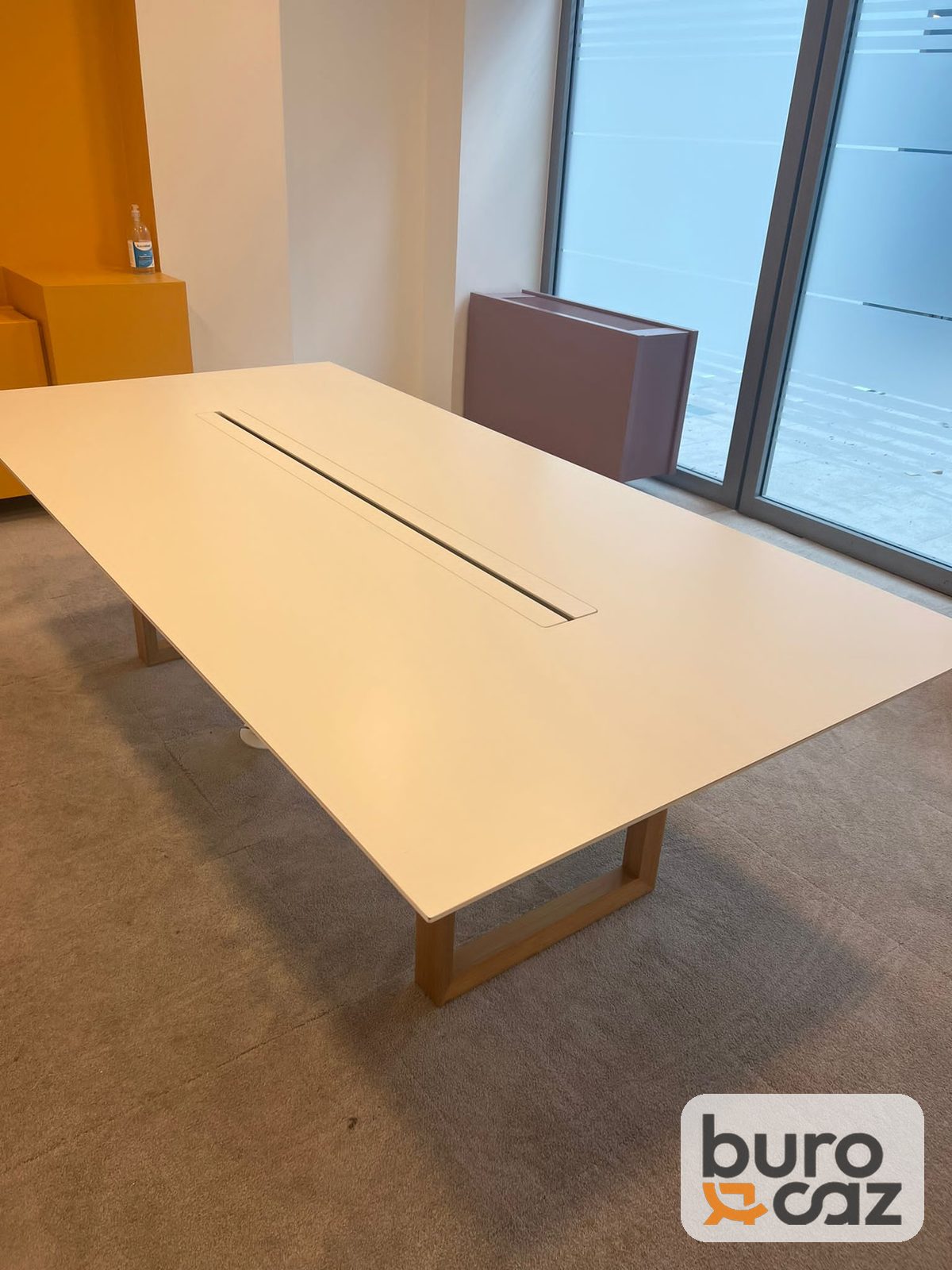 Table de réunion blanche à goulotte centrale piètement luge bois — photo 5