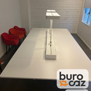 Table de réunion blanche avec bandeau électrique et éclairage