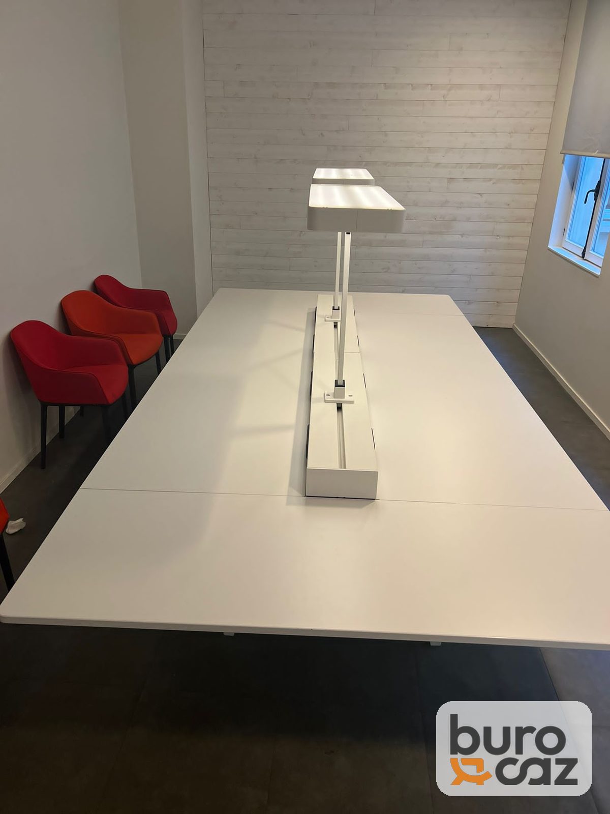 Table de réunion blanche avec bandeau électrique et éclairage