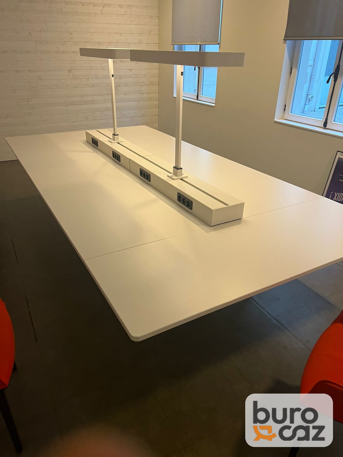 Table de réunion blanche avec bandeau électrique et éclairage — photo 2