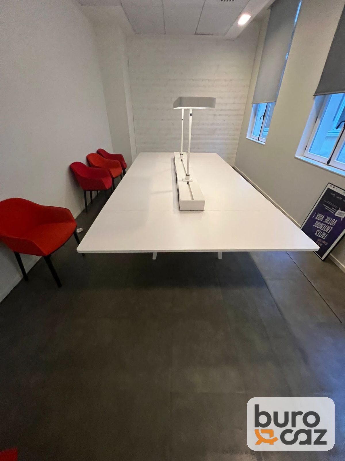 Table de réunion blanche avec bandeau électrique et éclairage — photo 3