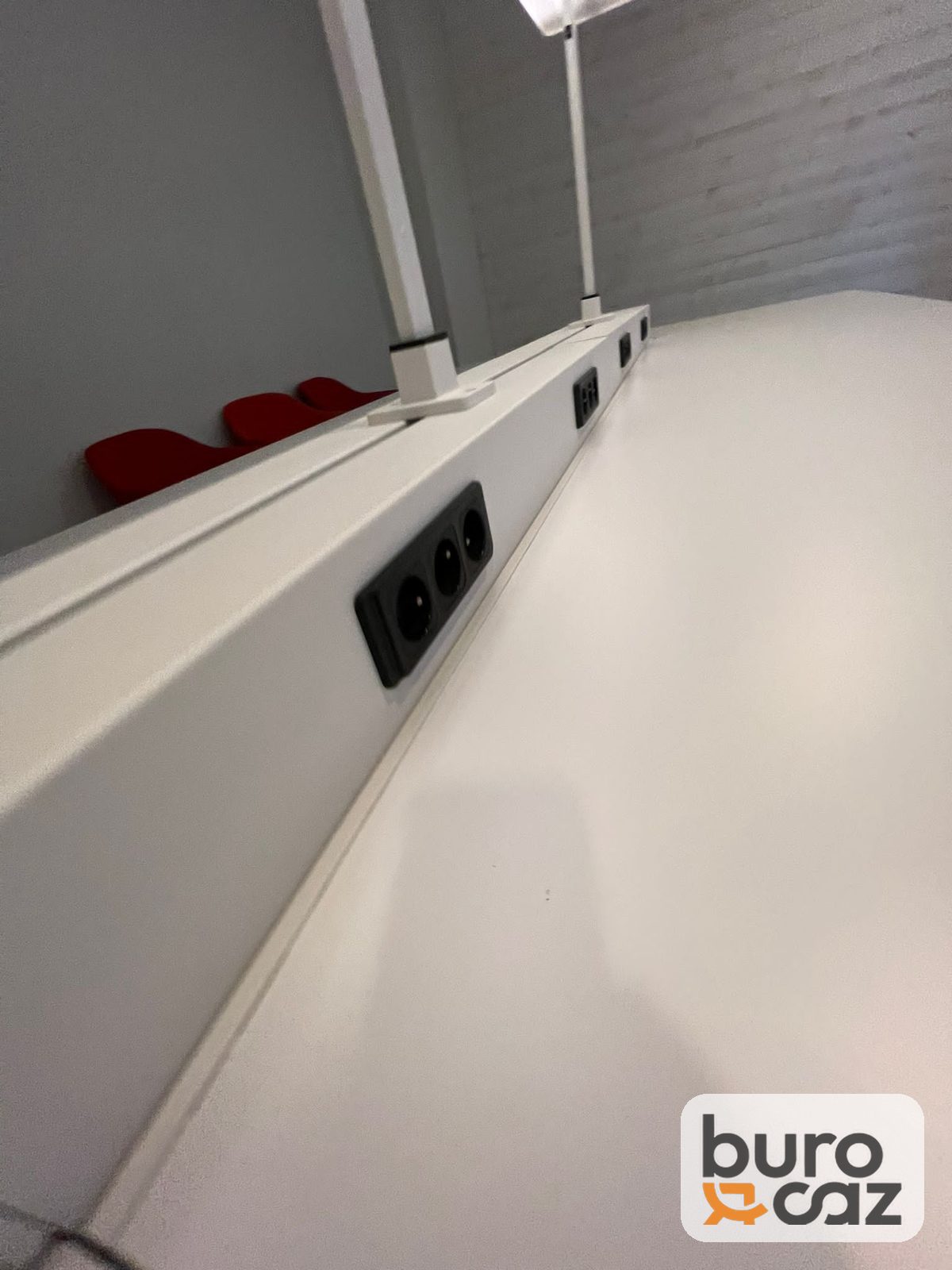 Table de réunion blanche avec bandeau électrique et éclairage — photo 4