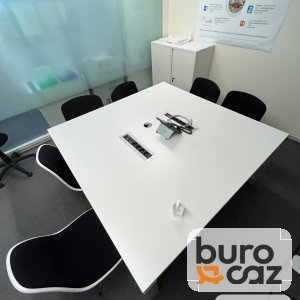 Table de réunion blanche avec trappe de connexion