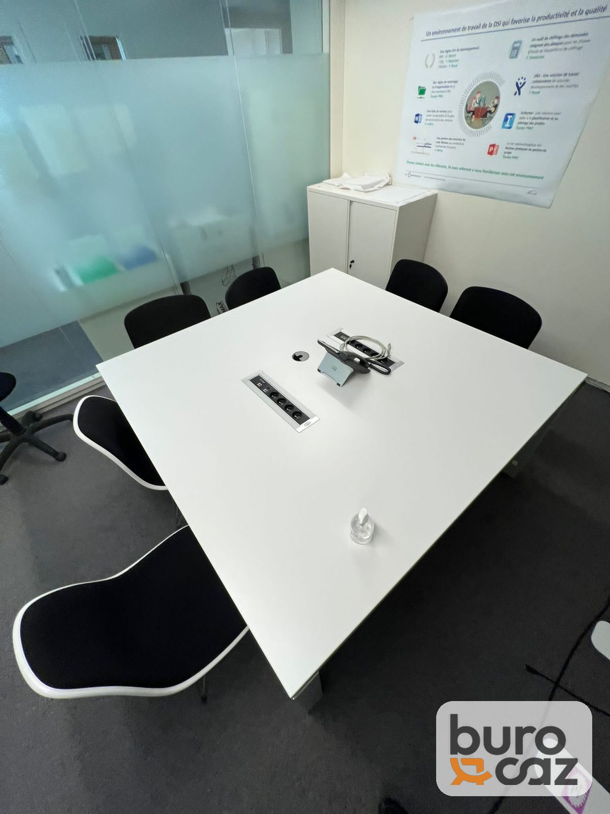 Table de réunion blanche avec trappe de connexion