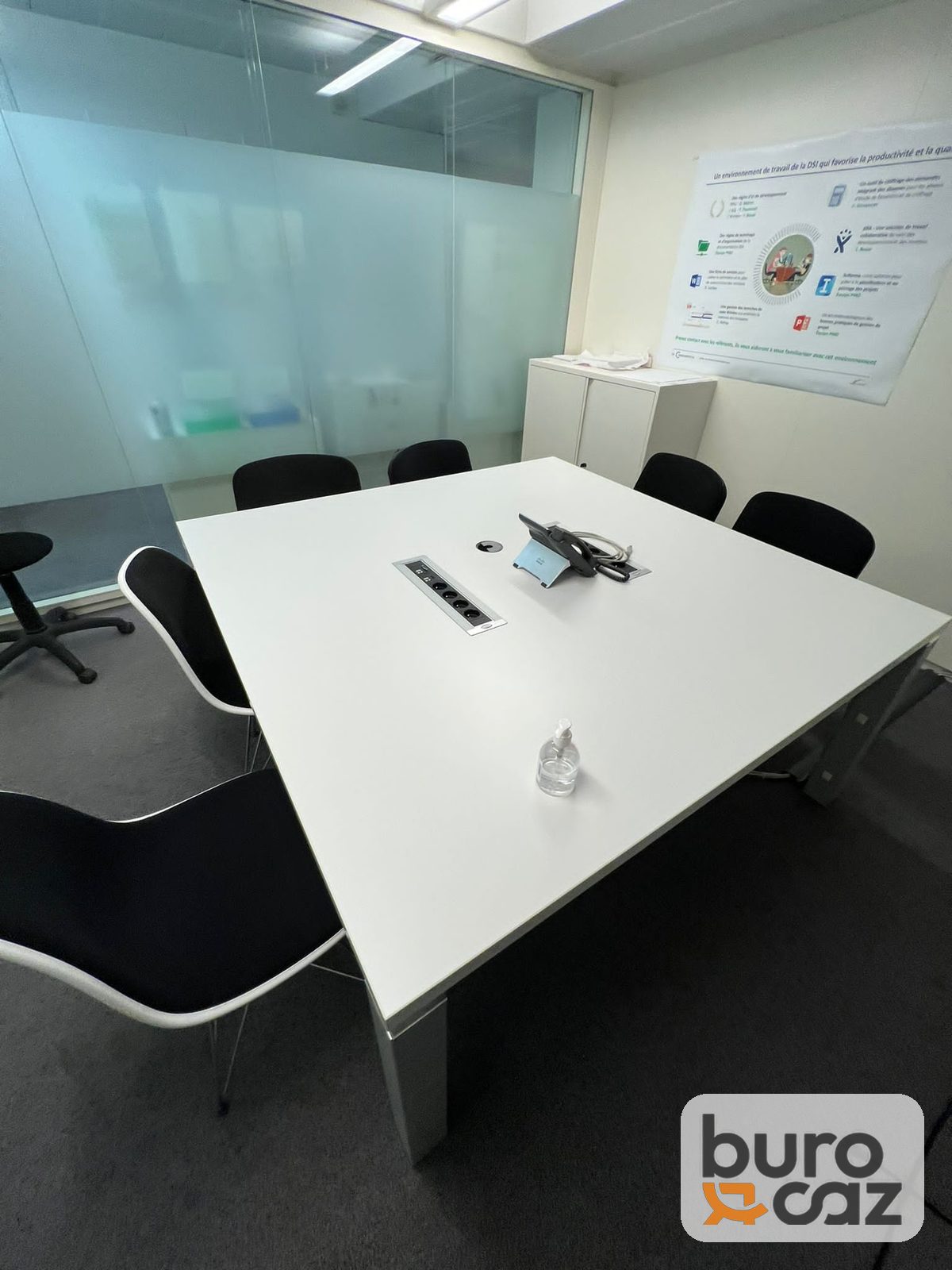 Table de réunion blanche avec trappe de connexion — photo 2
