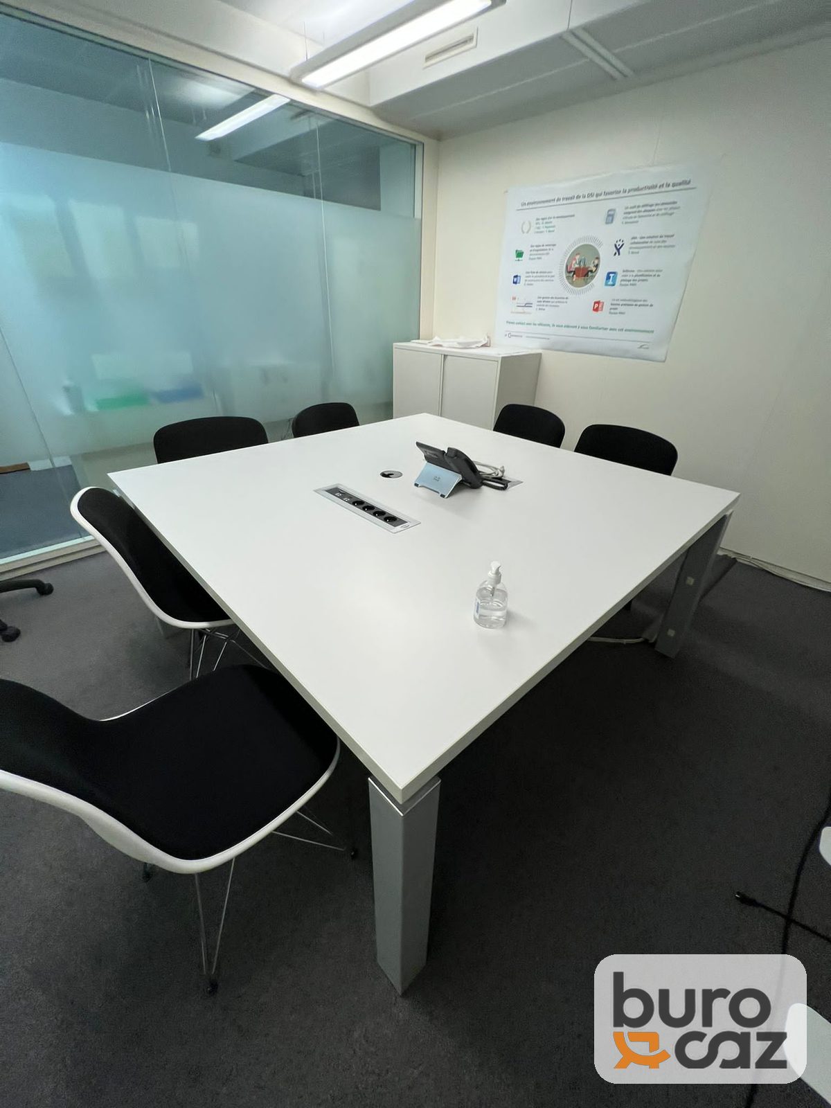 Table de réunion blanche avec trappe de connexion — photo 3