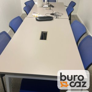 Table de réunion blanche avec trappe pieds métal