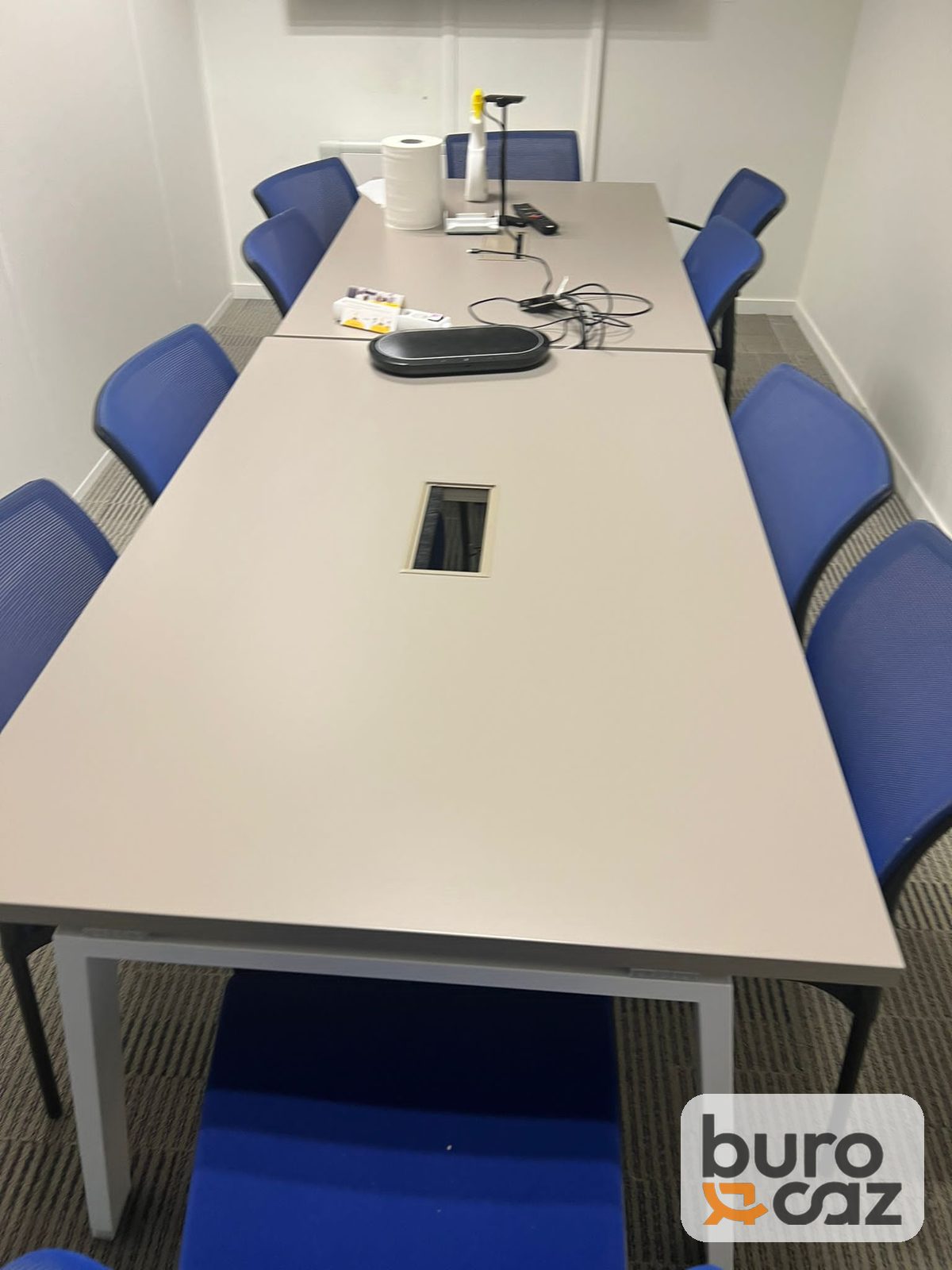 Table de réunion blanche avec trappe pieds métal