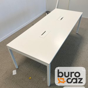 Table de réunion blanche avec trappes de connexion
