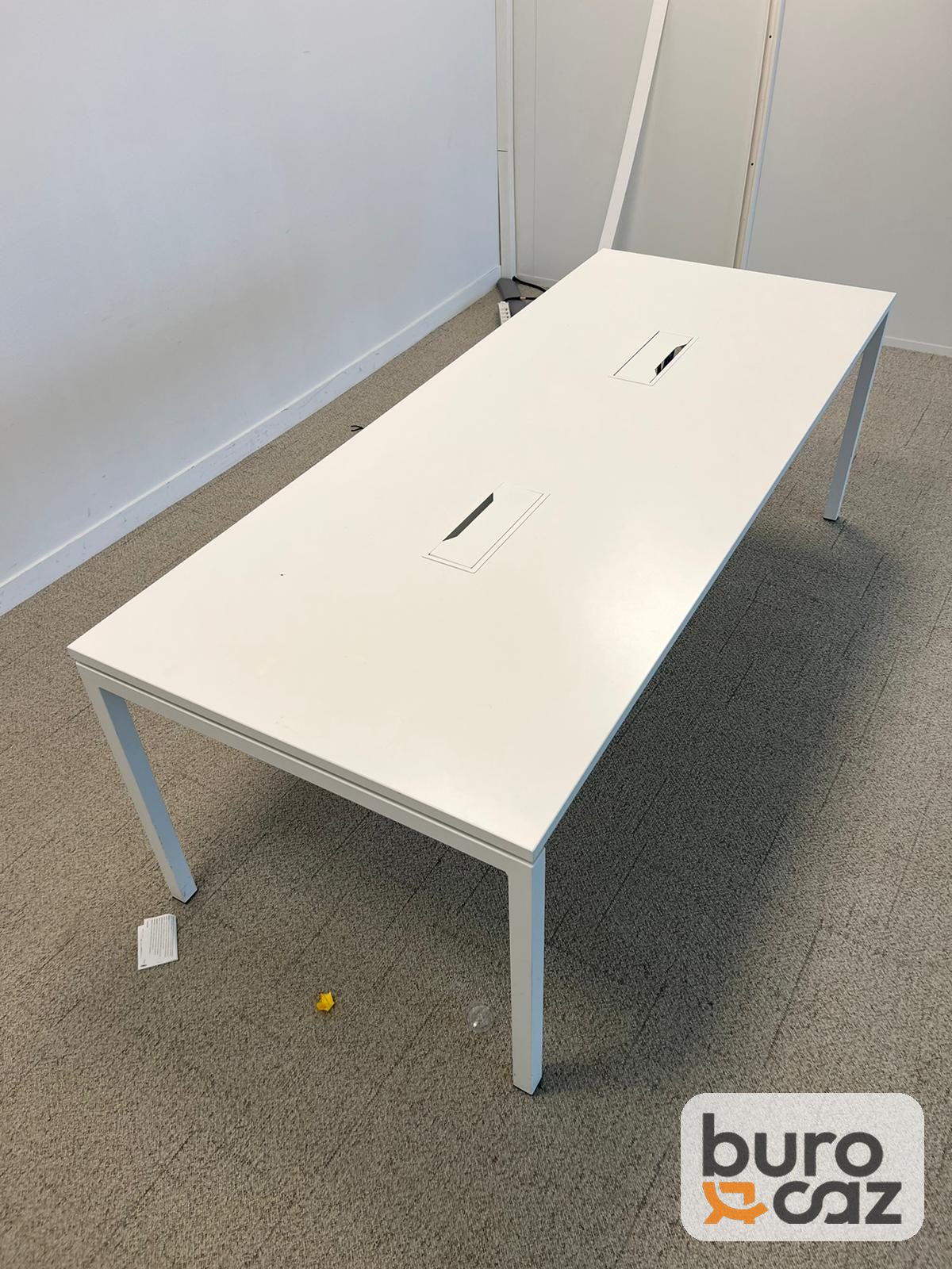 Table de réunion blanche avec trappes de connexion