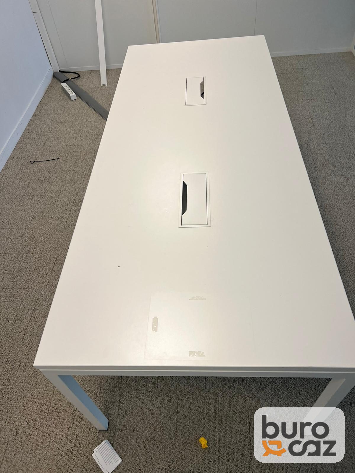 Table de réunion blanche avec trappes de connexion — photo 2