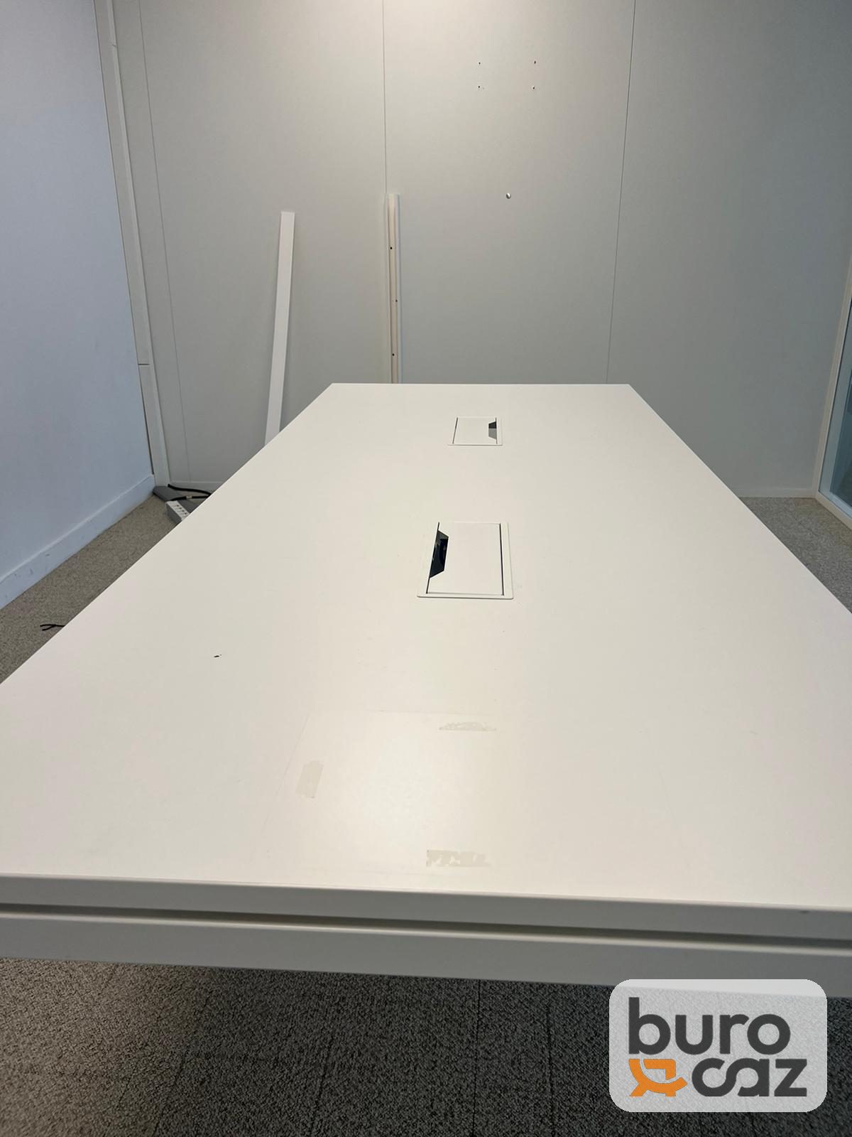 Table de réunion blanche avec trappes de connexion — photo 3