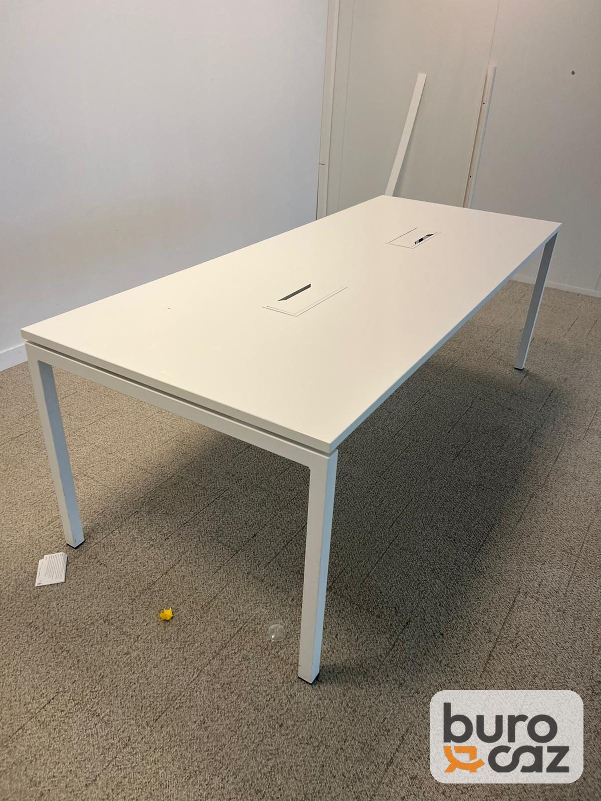 Table de réunion blanche avec trappes de connexion — photo 4
