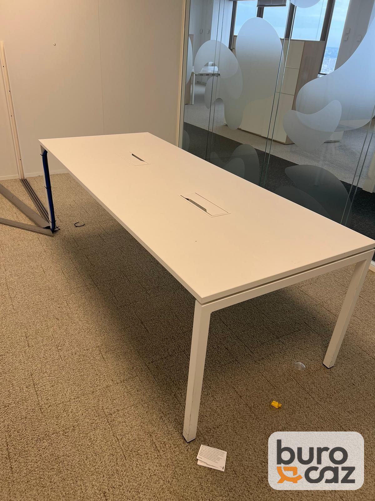 Table de réunion blanche avec trappes de connexion — photo 5
