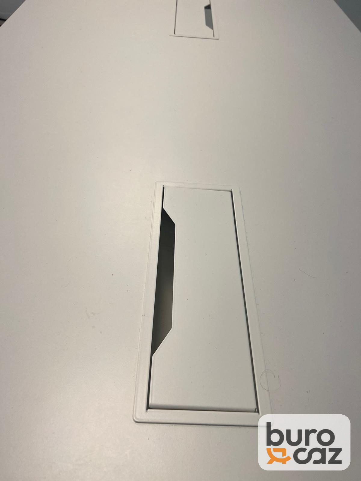 Table de réunion blanche avec trappes de connexion — photo 6