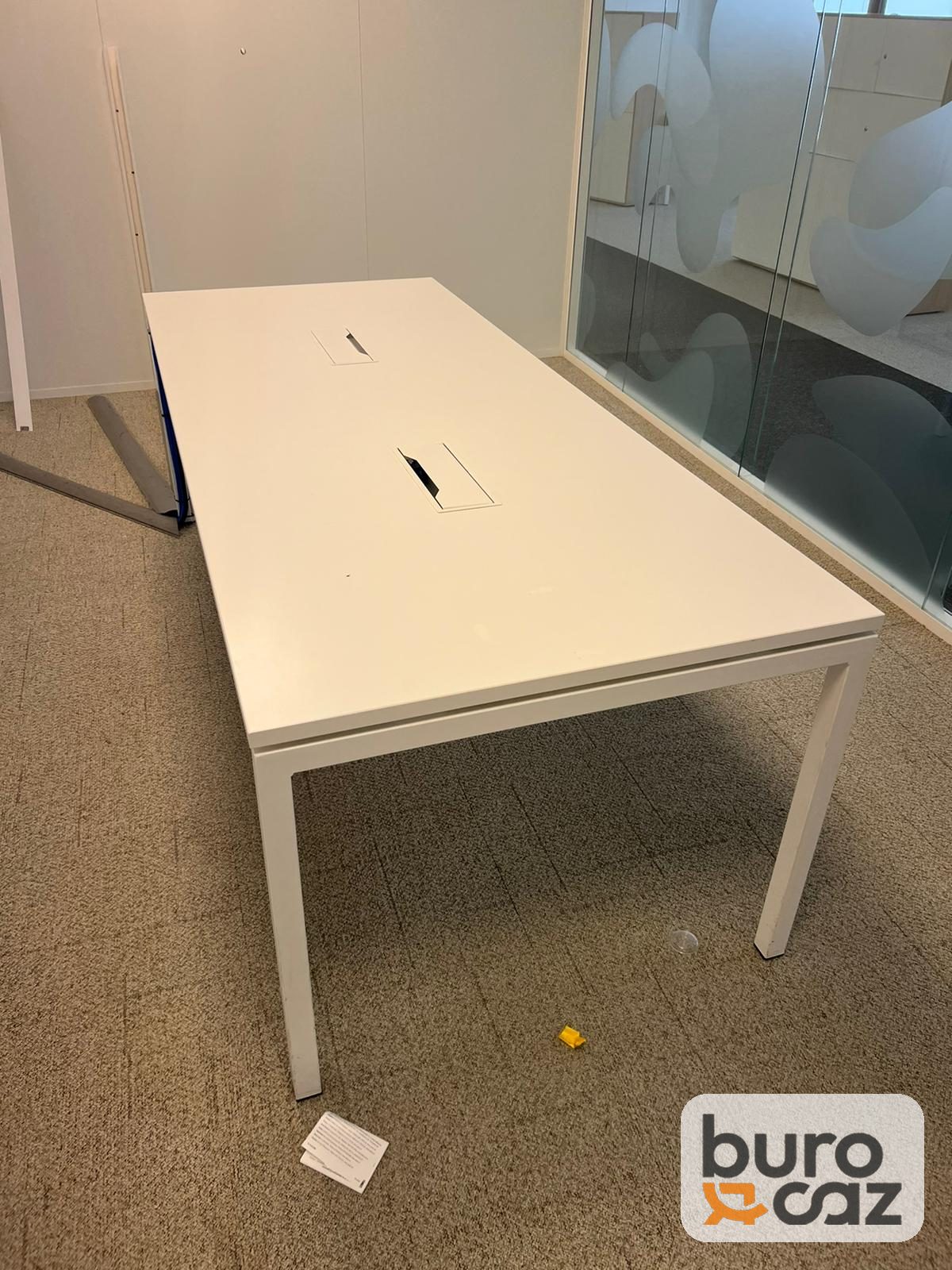 Table de réunion blanche avec trappes de connexion — photo 7