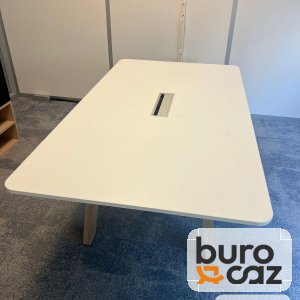 Table de réunion blanche bords arrondis pieds bois