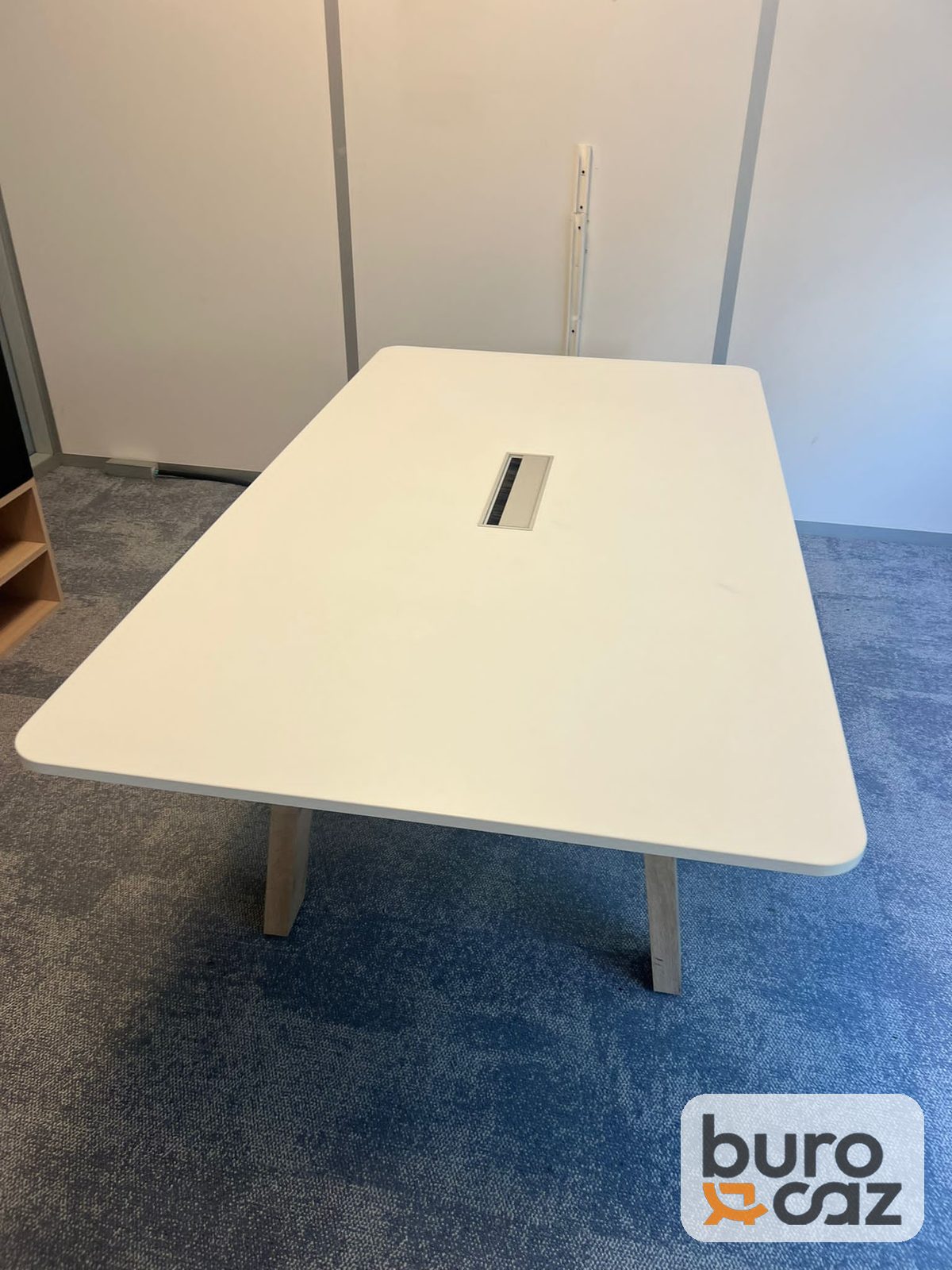 Table de réunion blanche bords arrondis pieds bois
