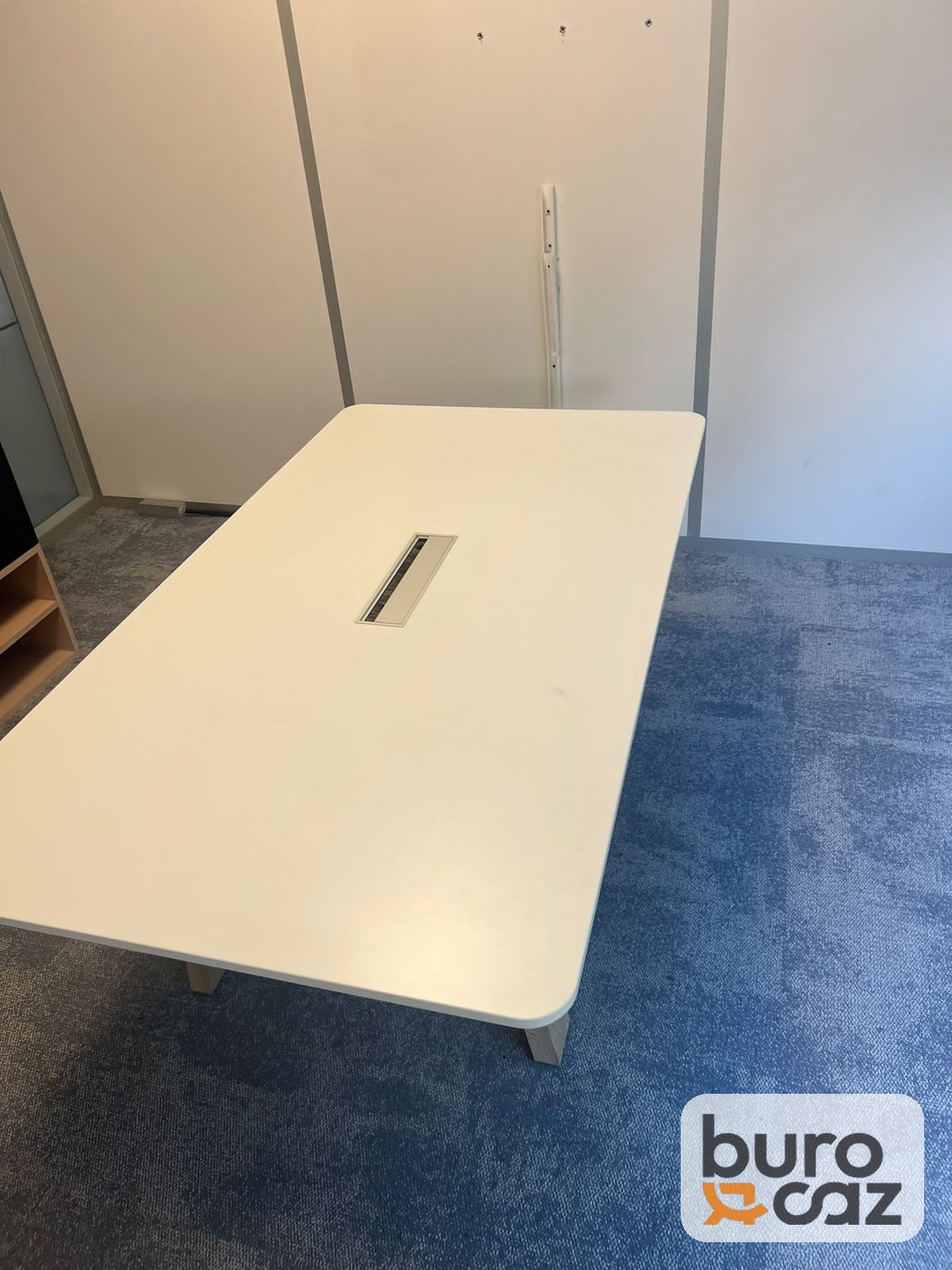 Table de réunion blanche bords arrondis pieds bois — photo 2