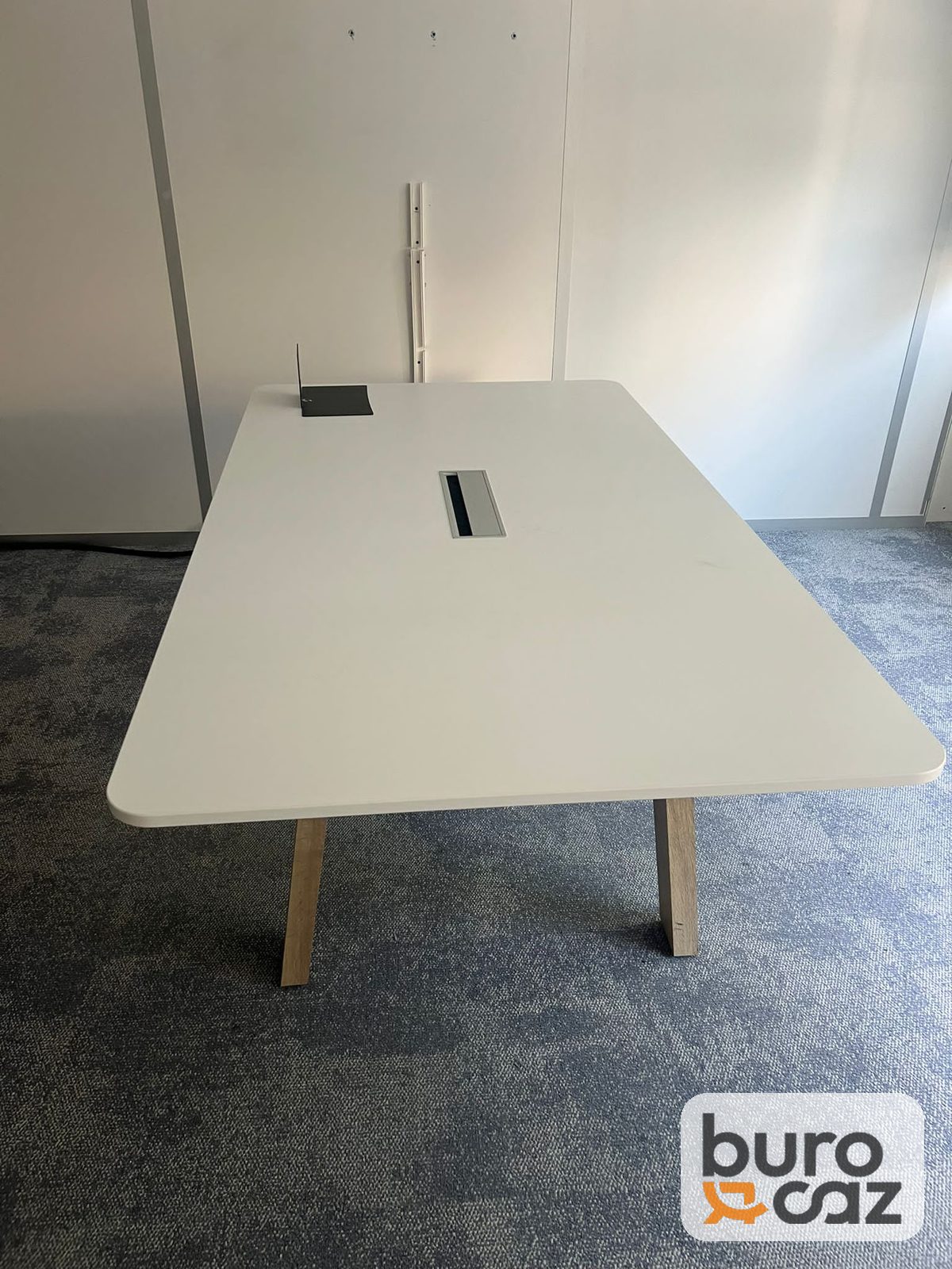 Table de réunion blanche bords arrondis pieds bois — photo 3