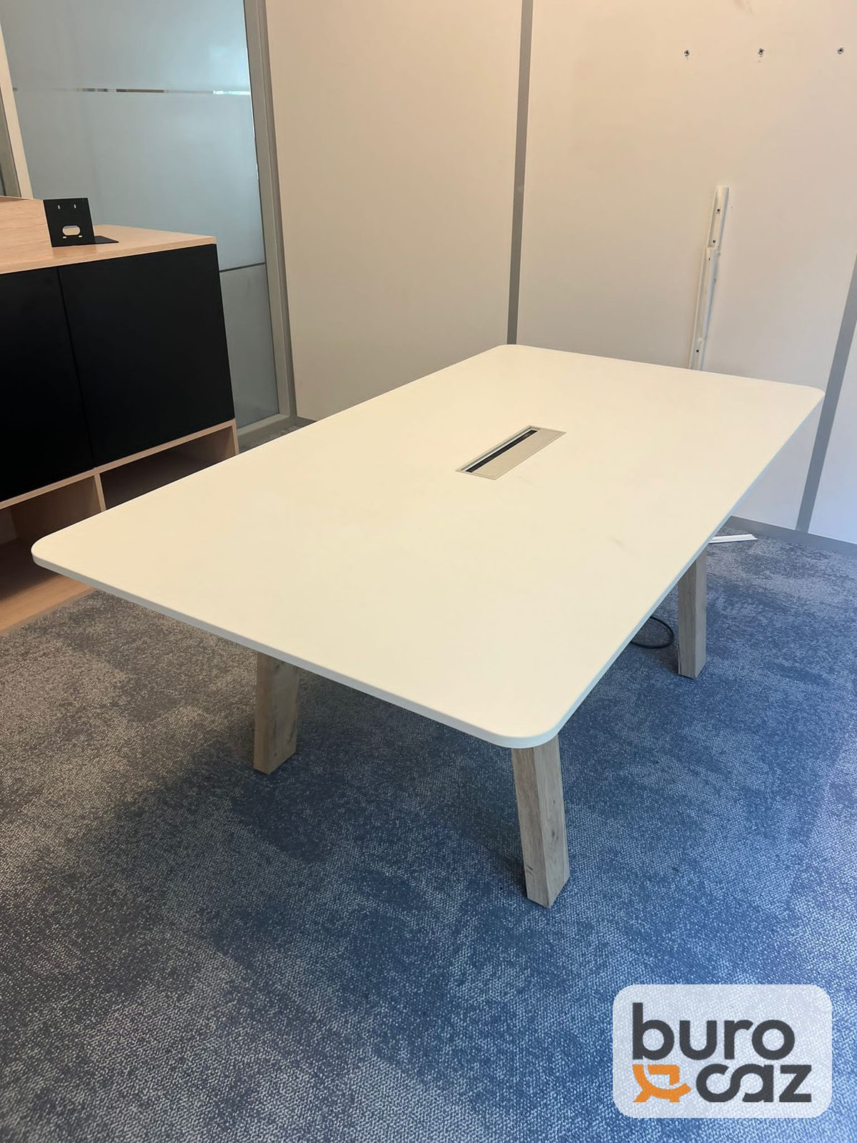 Table de réunion blanche bords arrondis pieds bois — photo 4