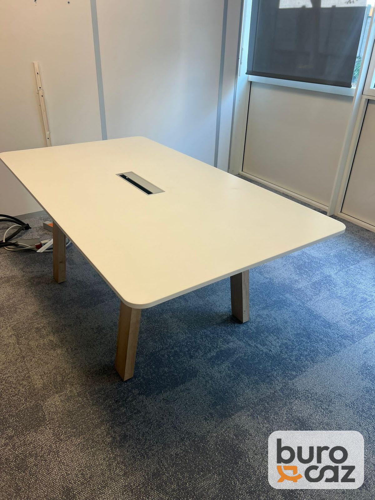 Table de réunion blanche bords arrondis pieds bois — photo 5