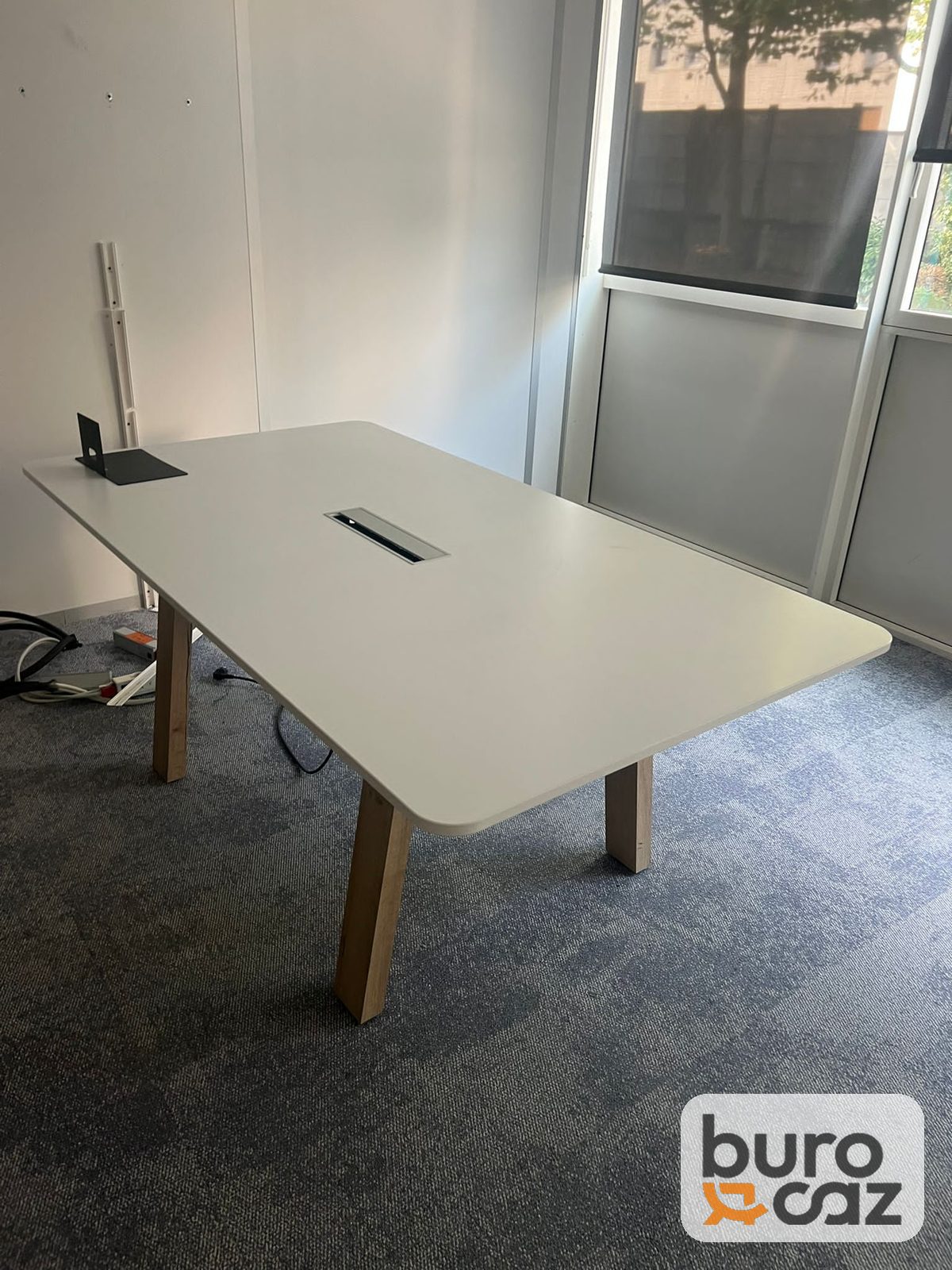 Table de réunion blanche bords arrondis pieds bois — photo 6