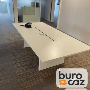 Table de réunion blanche piètement panneau avec passe-câbles