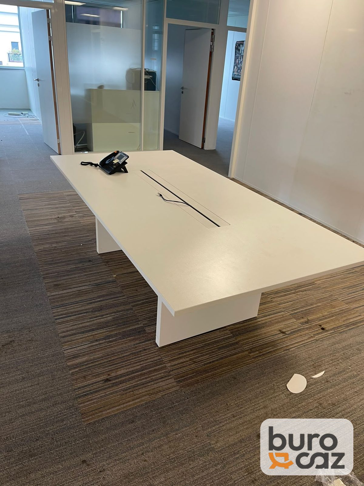 Table de réunion blanche piètement panneau avec passe-câbles