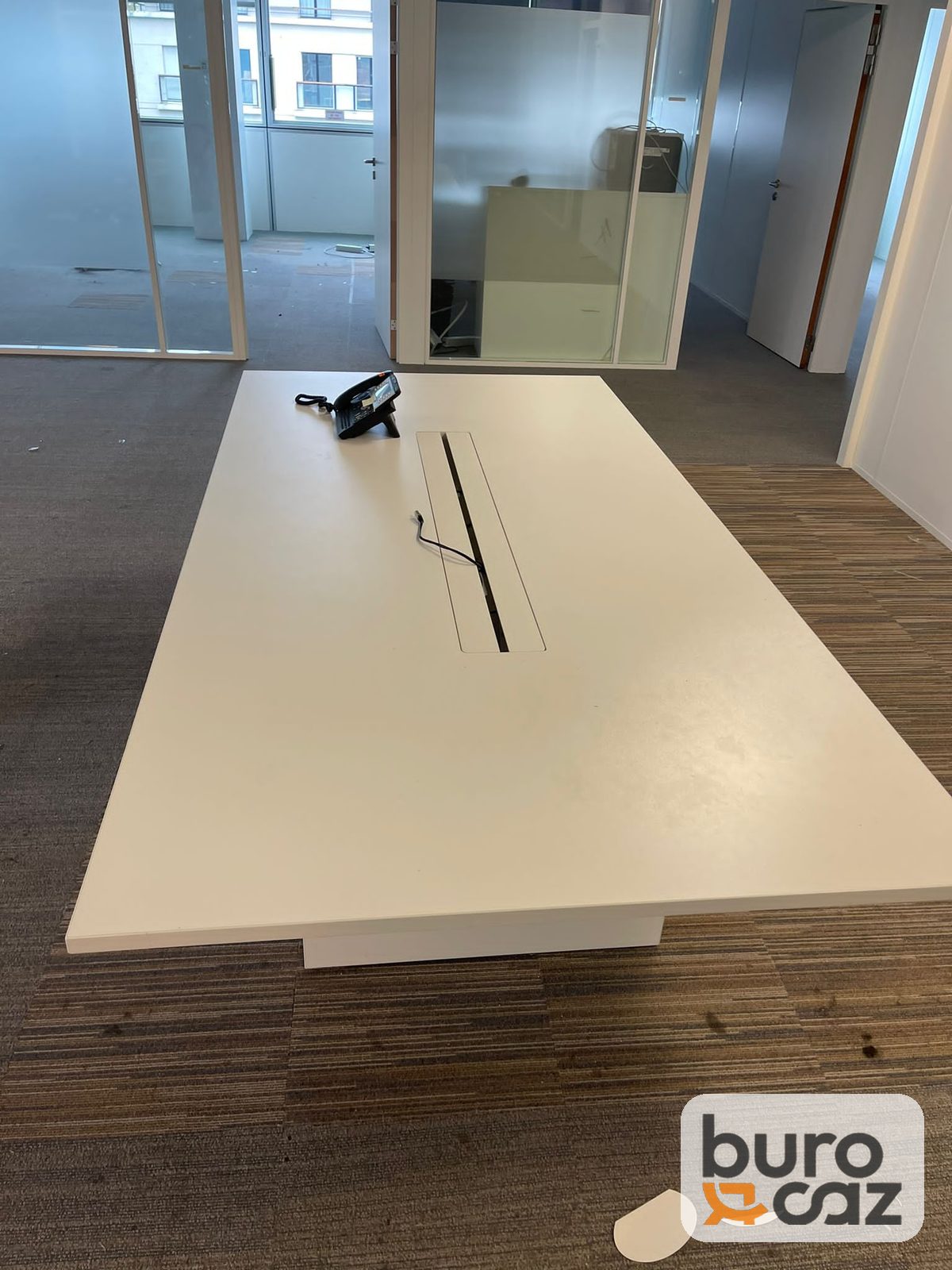 Table de réunion blanche piètement panneau avec passe-câbles — photo 2