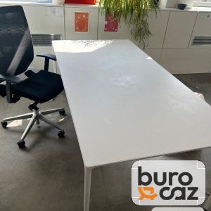 Table de réunion blanche plateau fin pieds fins