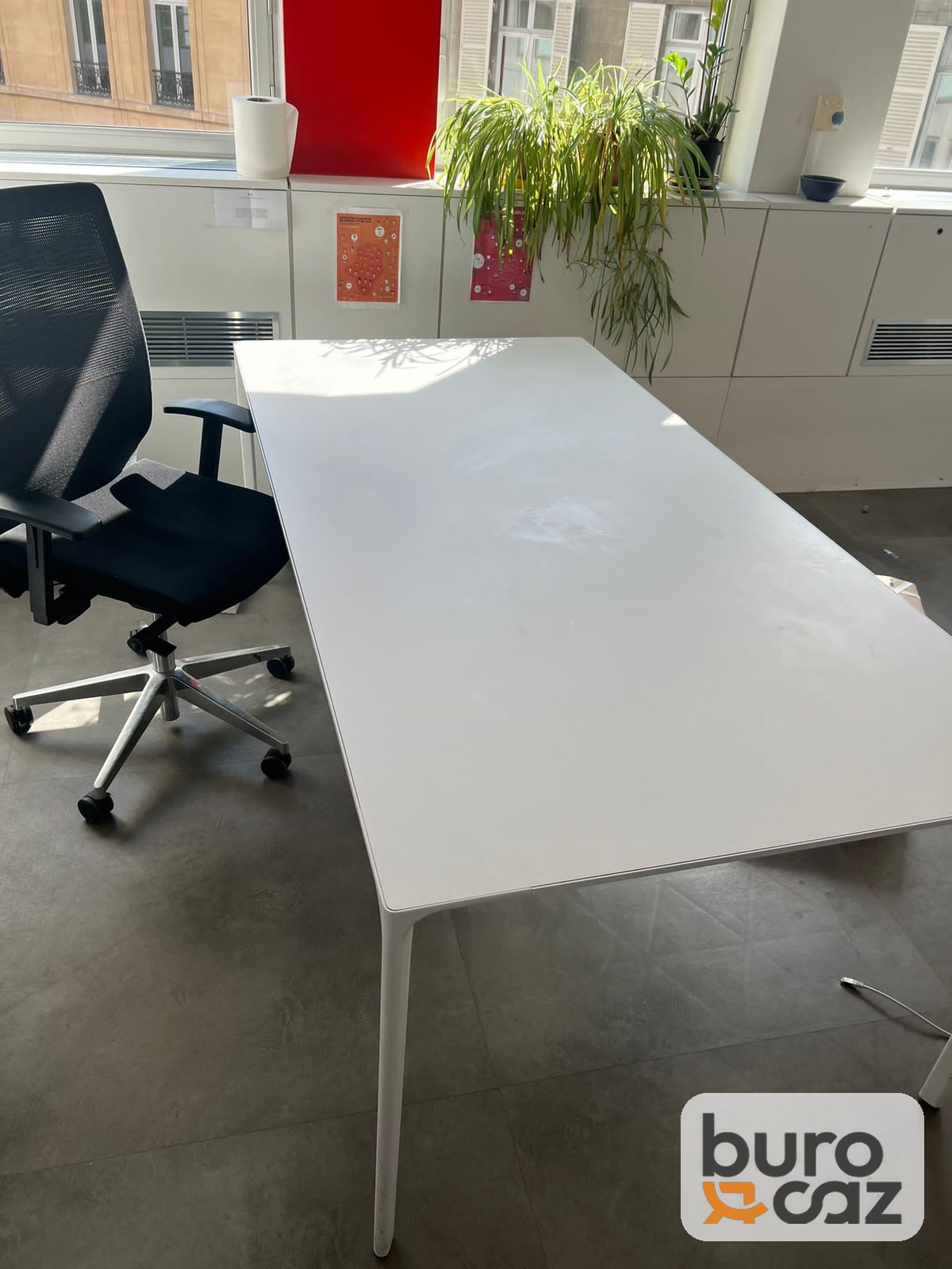 Table de réunion blanche plateau fin pieds fins