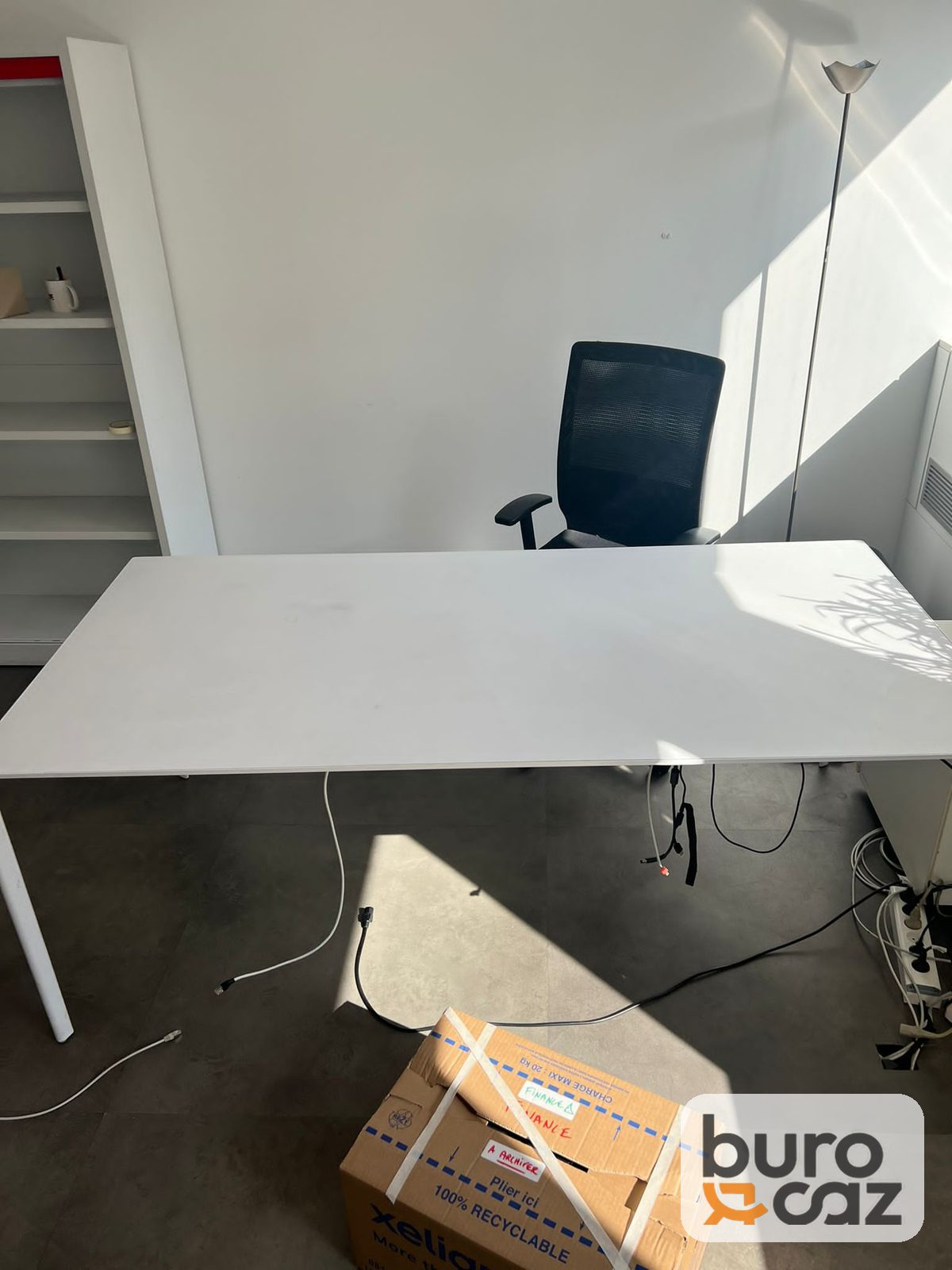 Table de réunion blanche plateau fin pieds fins — photo 2